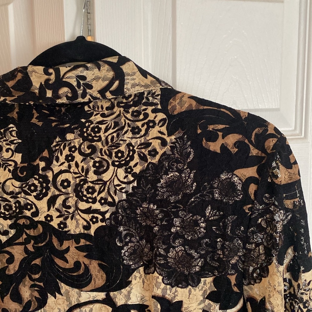 Patterned Lace Button Up Blouse - Picture 6 of 6